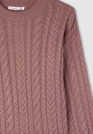 Maglione a maglia cable in morbido rosa. Presenta un colletto a coste e un motivo testurizzato con trecce prominenti e fibre attorcigliate.