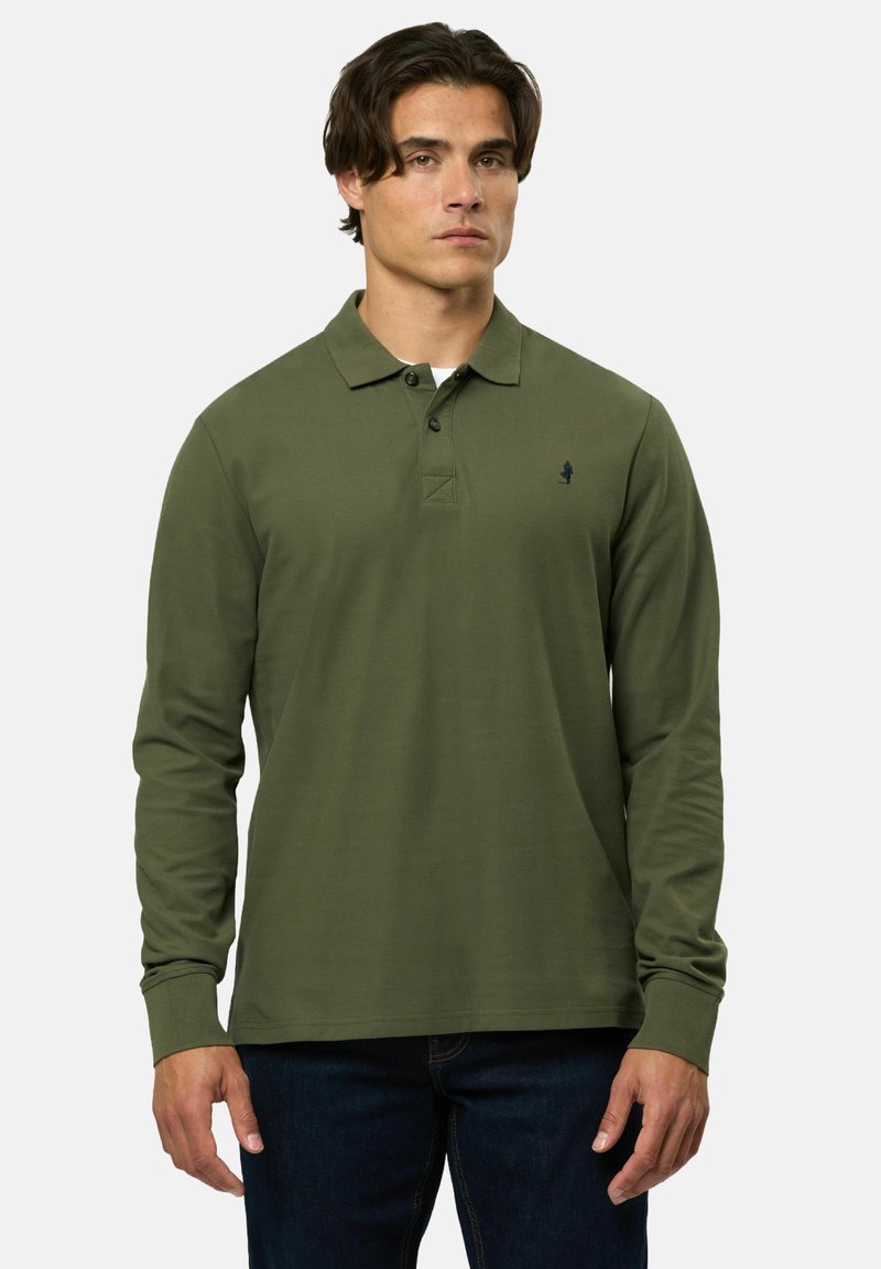 Hosszú ujjú olajzöld pólóing, gallérral, két gombos nyitással, és kicsi, hímezett logóval a bal mellen. Sima, texturált anyag.