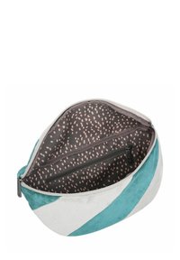 Pastelblauw en witte tas met een zachte textuur en een gebogen vorm. Het interieur heeft een donker materiaal met een roze stippenpatroon en een ritsvak.