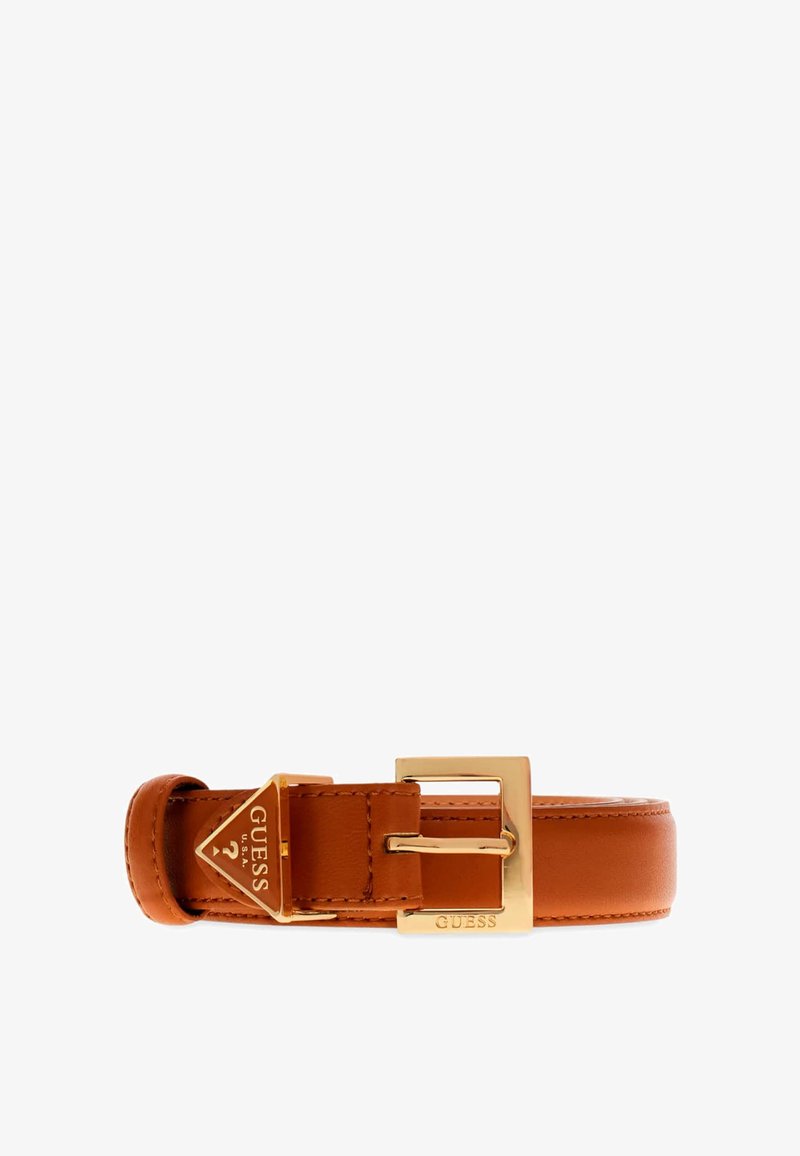 Ceinture Guess en cuir marron avec boucle carrée ton or et détail de logo triangulaire à l'extrémité de la lanière, posée à plat sur un fond blanc.