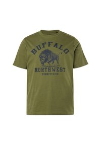 Oliwkowa bawełniana koszulka z krótkim rękawem i okrągłym dekoltem, z granatowym nadrukiem bizony i napisem „BUFFALO NORTHWEST TERRITORIES” nad nim.