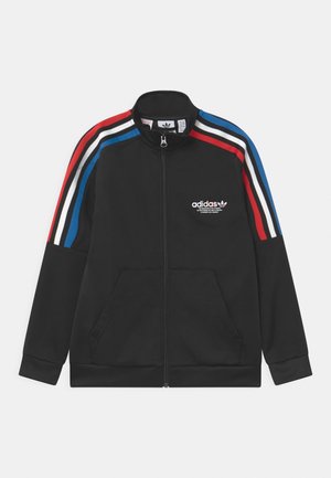 Sort Adidas lynlåsjakke med røde, hvide og blå striber på ærmerne, frontlommer og logo på venstre bryst.