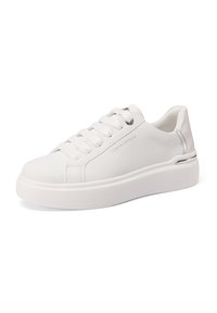 Sneaker in pelle bianca con punta tonda, tomaia texturizzata, colletto imbottito e lacci piatti. Presenta dettagli argentati sul tallone e sul logo.