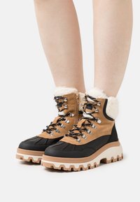Tamaris Snowboot/Winterstiefel - black/camel