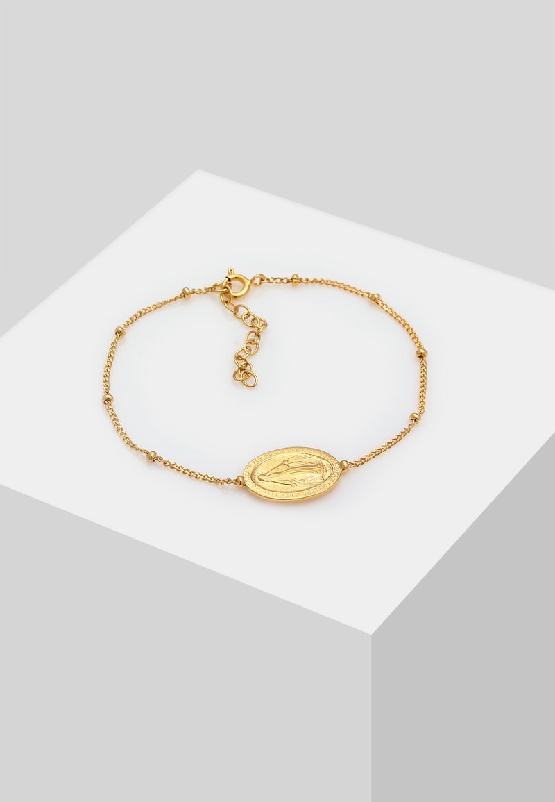 Guldkedjebracelet med en oval medaljong med ett graverat mönster, delikata länkar och en hummerlås med justerbar kedja.