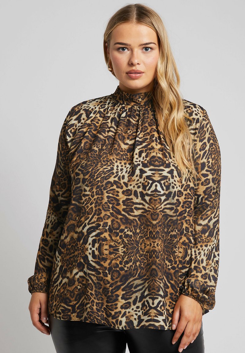 Blusa con stampa animalier in una miscela di marroni e beige, con collo alto, maniche lunghe e dettagli arricciati sullo scollo.