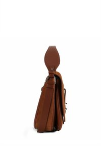 Bruine leren en suède schoudertas met een gestructureerde vorm, verstelbare riem en een gladde textuur. Heeft metalen accenten.