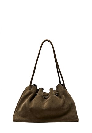 Borsa a mano in camoscio marrone con corpo morbido e raccolto e due sottili spallacci che poggia in piedi su uno sfondo bianco.
