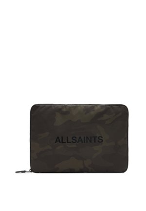 Rechthoekige etui met ritssluiting met donker groen en zwart camouflagepatroon en "ALLSAINTS" in het zwart op de voorkant gedrukt.