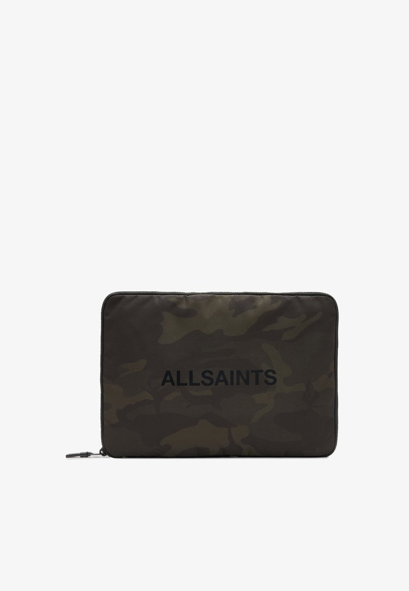 Trousse rectangulaire zippée avec motif camouflage vert foncé et noir et "ALLSAINTS" imprimé en noir sur le devant.