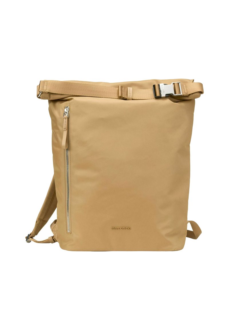 Beige roll-top rugzak met verticale ritszak aan de voorkant, verstelbare banden en een gesp-sluiting op een gladde stofoppervlak.