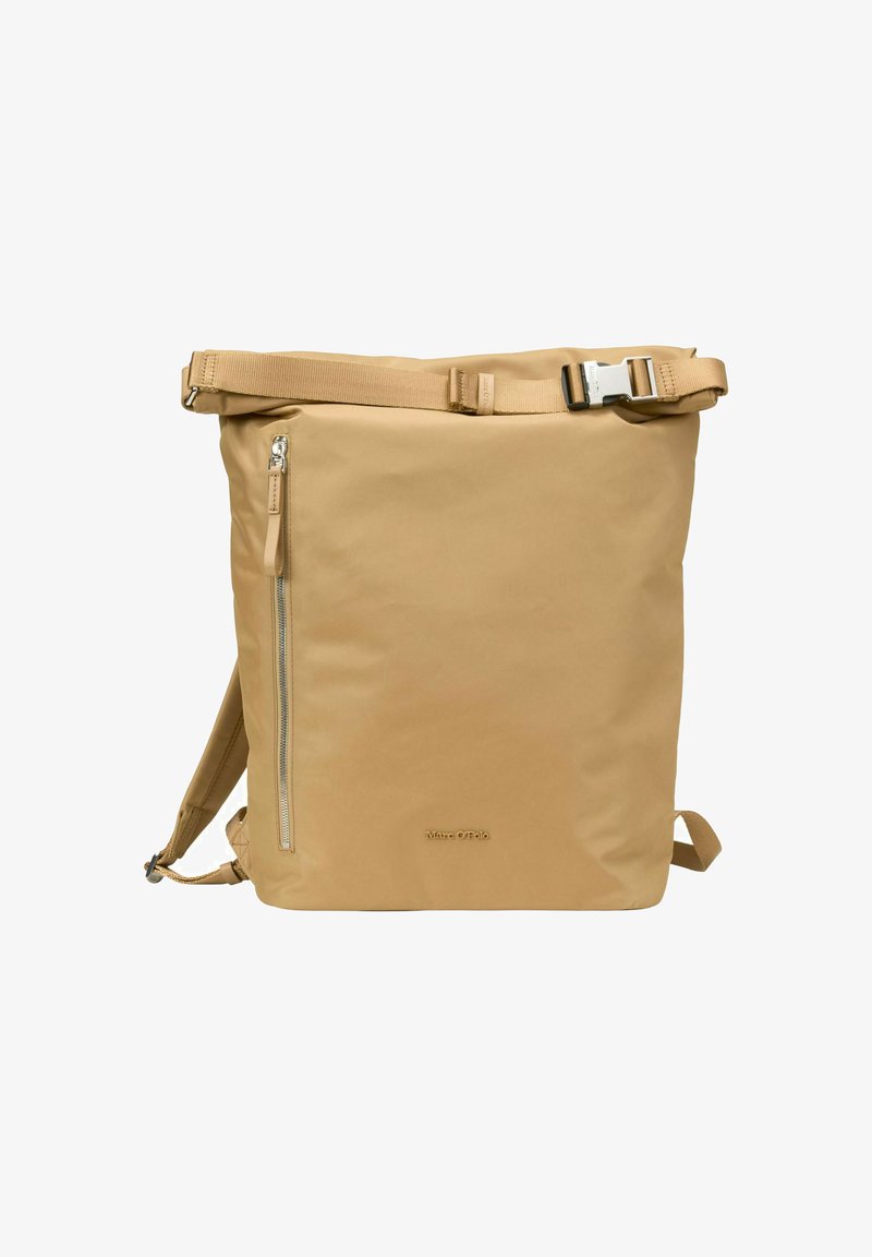 Beige roll-top rugzak met verticale ritszak aan de voorkant, verstelbare banden en een gesp-sluiting op een gladde stofoppervlak.