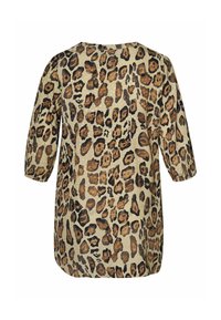 Bluzica u leopard uzorku s opuštenim krojem, koja ima 3/4 rukave, okrugli izrez i glatku bež pozadinu s tamnosmešnim mrljama.