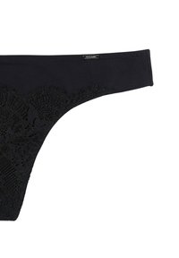 Sort blondedragt med detaljerede blomstermønstre og en glat talje. En metallisk mærke er fastgjort øverst.