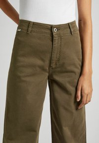 Pepe Jeans TANIA - Trapezaste traperice - olivine green