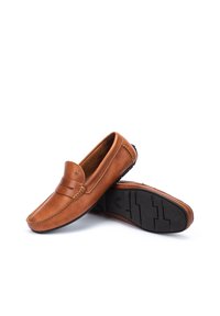 Mocasines de cuero marrón con un diseño elegante, que presentan acentos cosidos y una suela de goma texturizada para mayor agarre y durabilidad.