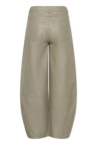 Μπεζ δερμάτινο παντελόνι πλατύ μπατζάκι με ψηλή μέση, πίσω τσέπες και θηλιές για ζώνη, εμφανιζόμενο από πίσω.