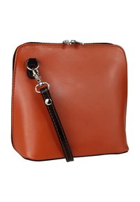 Bruine leren tas in vierkante vorm, met een ritssluiting en een afneembare, donkere riem. Gladde textuur met subtiele stiksel-details.