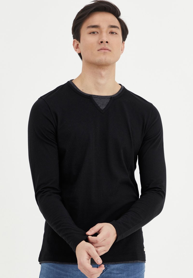 Schwarzes Langarm-T-Shirt mit V-Ausschnitt, ausgestattet mit einem kontrastierenden grauen Kragen. Weicher Stoff mit schmaler Passform und subtilen Nahtdetails.