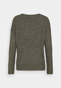 Pull en maille vert foncé à manches longues, col large et poignets côtelés. Texture douce et coupe décontractée. Vue de dos affichée.