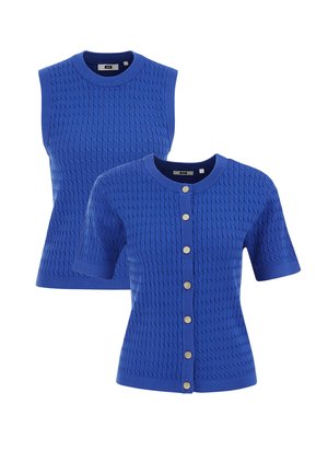 Conjunto de suéter de punto azul que incluye una blusa sin mangas con cuello alto y un cárdigan de manga corta con botones dorados y un patrón texturizado.