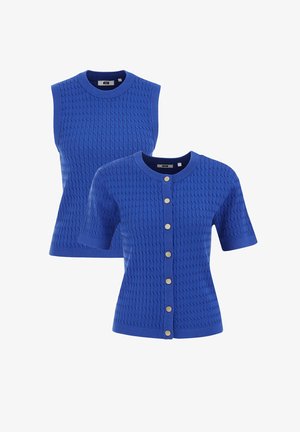 Sinine kootud sviiterikomplekt, mis sisaldab ilma varrukateta pluusi kõrgema kaelusega ja lühikeste varrukatega kardiganit, millel on kuldsed nööbid ja tekstuurne muster.