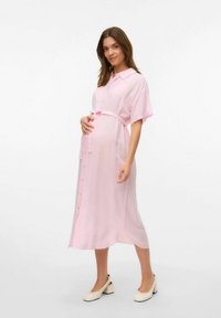 Robe rose à boutons avec des manches courtes, ceinturée à la taille, faite d'un tissu léger, présentant une coupe décontractée et une longueur mi-mollet.