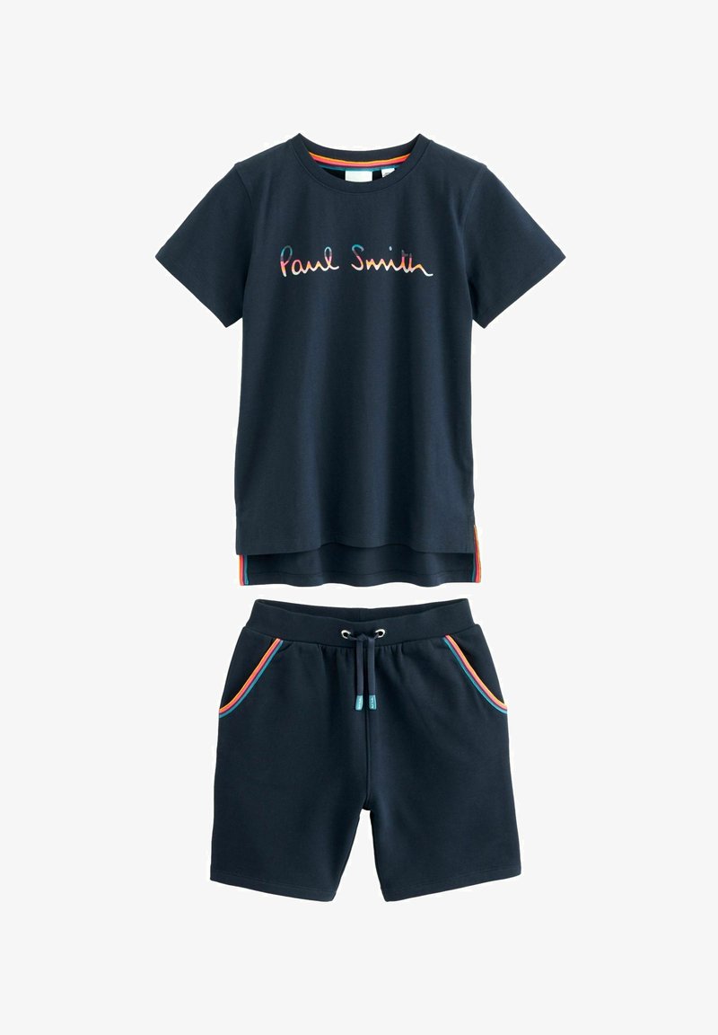 Námornícky bavlnený tričko s krátkym rukávom so značkou "Paul Smith" vyšitým v mnohofarebnom kurzívnom písmene, v kombinácii s ladiacimi šortkami s elastickým pásom, ktoré majú farebné postranné akcenty.