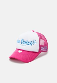 Rosa und weiße Trucker-Cap mit blauem "Von Dutch"-Logo. Sie hat einen gebogenen Schirm, ein Netzrücken und ein kleines weißes Emblem auf der Vorderseite.