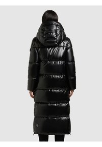 Melnā pūkainā jaka ar kapuci, spožām, šūtiem paneļiem, garām piedurknēm un sānu rāvējslēdzējiem. Uz muguras redzams zīmola logotips.