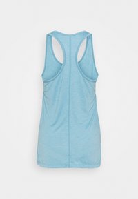 Ljusblå tanktop med racerback-design, tillverkad av mjukt, andningsbart material, med en slät yta och minimala sömmar.