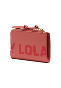 Korallroosa nahast rahakott, millel on lame disain, lukuga sulgemine ja silmapaistev "Y LOLA" trükk ees. Omab lühikest rihma.