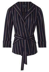 Blazer bleu marine avec des rayures verticales beiges, manches longues avec poignets, col à revers et ceinture en tissu assortie nouée à la taille.