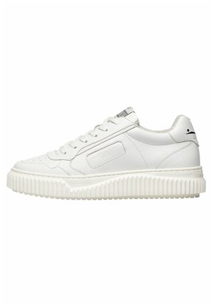 Biały niski sneaker na sznurówki z żłobioną podeszwą, gładką skórzaną cholewką i subtelnym logo po boku i na języku.
