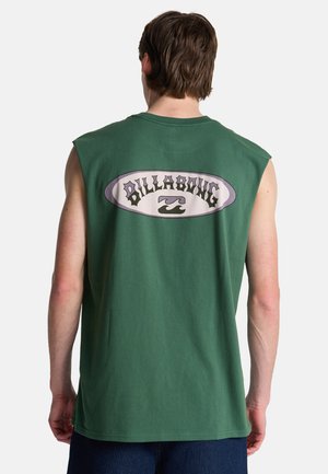 Groen mouwloos T-shirt met een groot ovaal "Billabong"-logo op de achterkant, met golvende ontwerpen in donkerblauw en witte accenten.