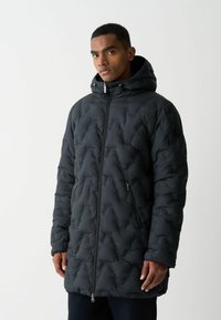 Juodas pūkinis švarkas su kapišonu, siuvinėtas dizainas, užtrauktuko priekyje ir šoninės kišenės, pagamintas iš lygaus, patvaraus audinio.