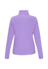 Langsleeve top in zachte lila stof met een hoge kraag, gekenmerkt door een gladde textuur en een getailleerd ontwerp. Geen zichtbare sluitingen of patronen.