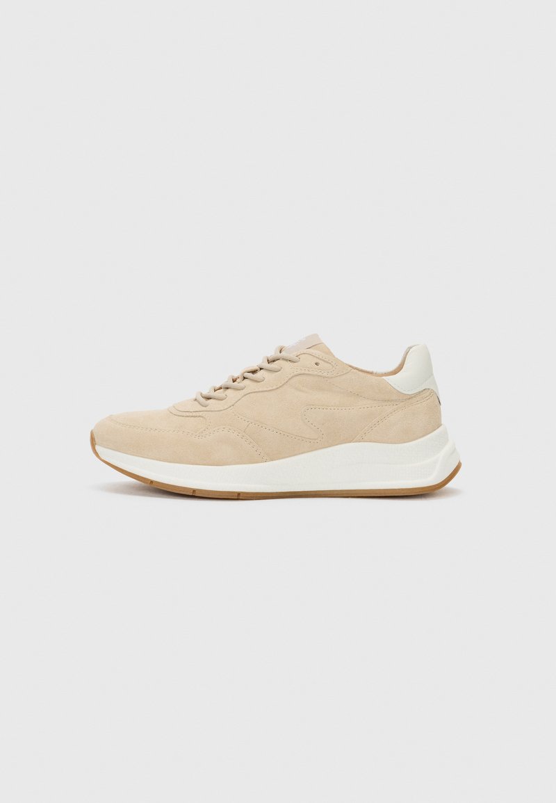 Beige Wildleder-Sneaker mit einer weißen Fersenkappe und strukturiertem Außensohle. Verfügt über eine runde Zehenpartie, Schnürsenkel und subtile Stickdetails.