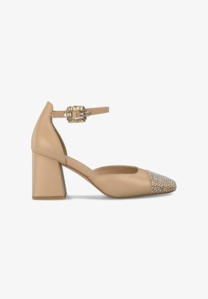 Zapato de tacón cuadrado beige con punta afilada, que presenta una tapa frontal texturizada con rhinestones y una correa ajustable en el tobillo con una hebilla decorativa.