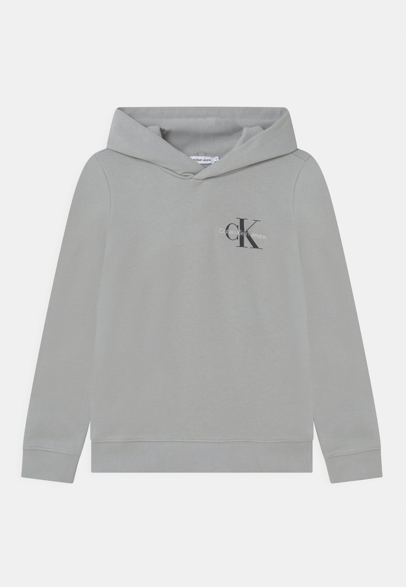 Sweatshirt à capuche gris clair avec des manches longues et un petit logo noir "CK Calvin Klein Jeans" sur la poitrine gauche.