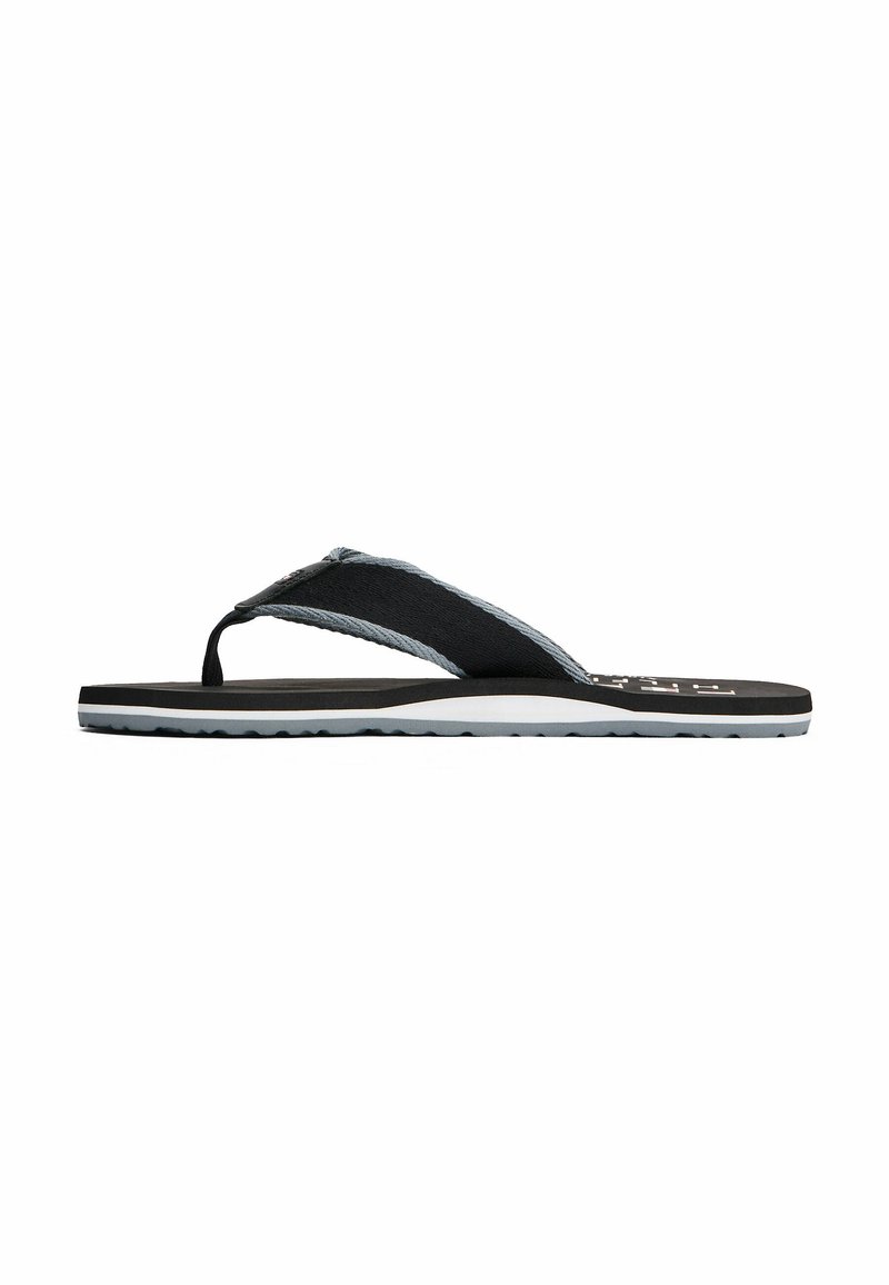 Sort flip-flop sandal med en struktureret sort rem med en lys grå detalje, en polstret sål og et mønstret dæk til greb.