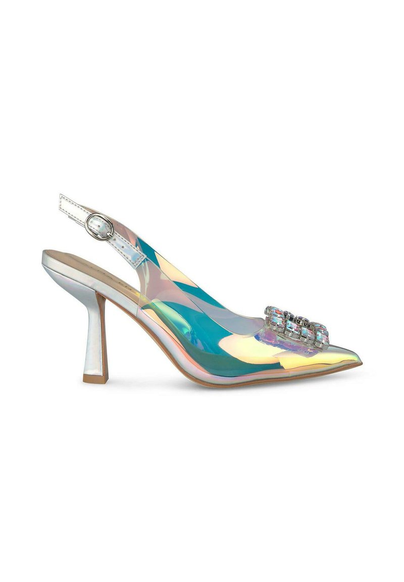 Zapato de salón transparente tipo slingback con puntera afilada, acabado iridiscente, embellecimiento de strass transparente y tacón de bloque metálico.