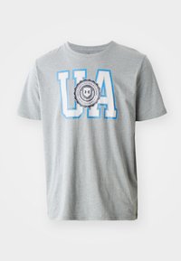 Grå bomulds T-shirt med korte ærmer, der fremviser blå og hvide "UA" bogstaver og et rundt logo patch i midten.