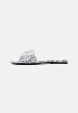 Sandale joasă cu talpă plată cu bretea și talpă din material textil albastru și alb cu model, cu margine bej și talpă exterioară plată neagră.