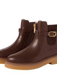 Para brązowych skórzanych botków za kostkę z gumową podeszwą, bocznym zamkiem błyskawicznym i złotym detalem w postaci klamry na elastycznych panelach.