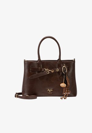 Dunkelbraune Lederhandtasche mit doppelten Griffen, abnehmbarem Riemen, goldfarbenen Beschlägen und dekorativem Schlüsselanhänger mit kleinem Fußball und geflochtenem Detail.