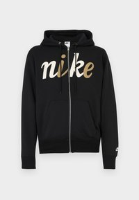 Čierna mikina na zips s logom vpredu v bielo-zlatom písme, vybavená kapucňou so šnúrkami a prednými vreckami. Mäkká textúra látky.