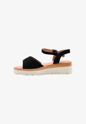 Sandalo nero con punta aperta, cinturino alla caviglia, intersuola piattaforma in legno e suola in gomma bianca con battistrada, visto di lato su sfondo bianco.