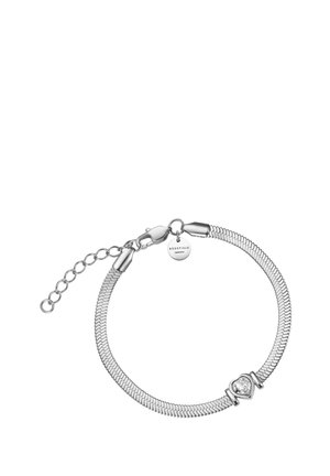 Pulsera de malla plateada con un acento de cristal en forma de corazón, que cuenta con un cierre seguro y longitud de cadena ajustable. Etiqueta de logo adjunta.
