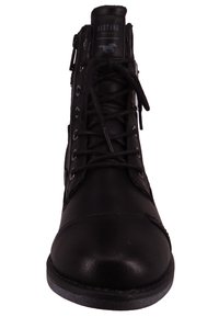 Bottine en cuir noir avec un design à lacets, fermeture éclair sur le côté, bout rond et finition texturée. Comprend un logo sur la languette.